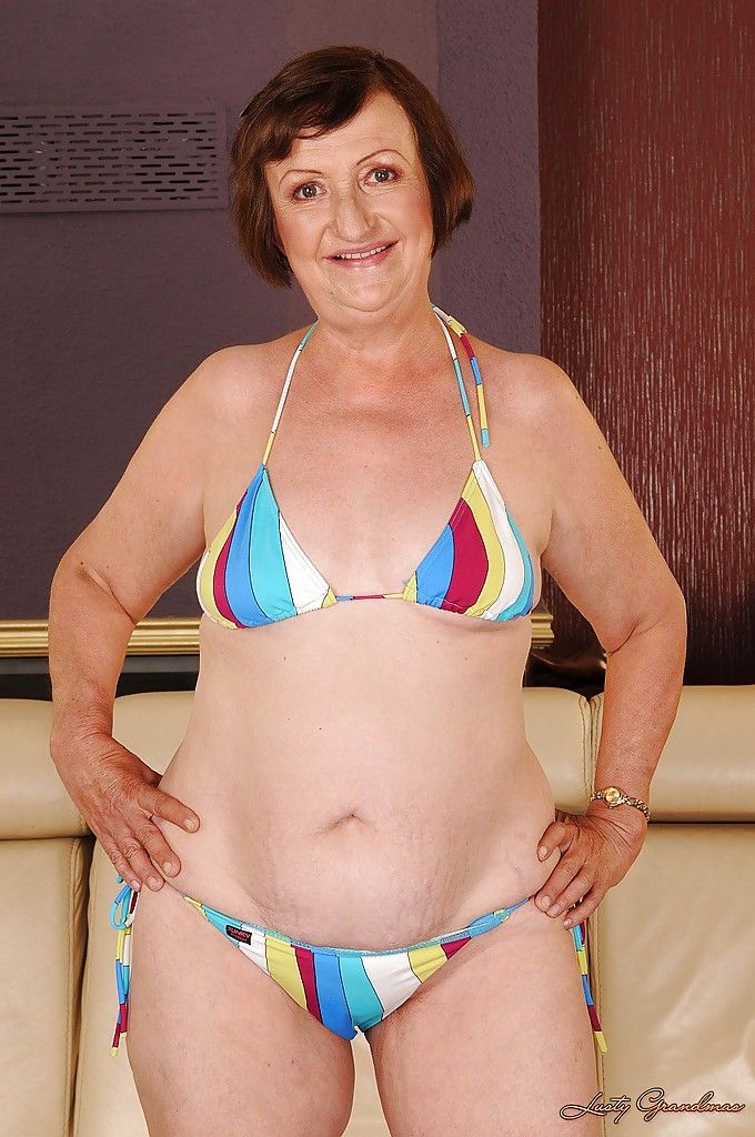 gras Granny Avec Minuscule seins Eve rappel la prise de off Son bikini