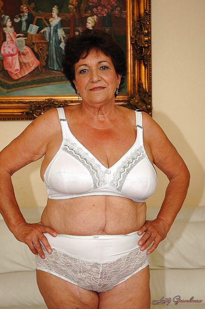 脂肪 奶奶 在 内衣 获取 赤裸裸的 要 显示 她的 湿 混蛋