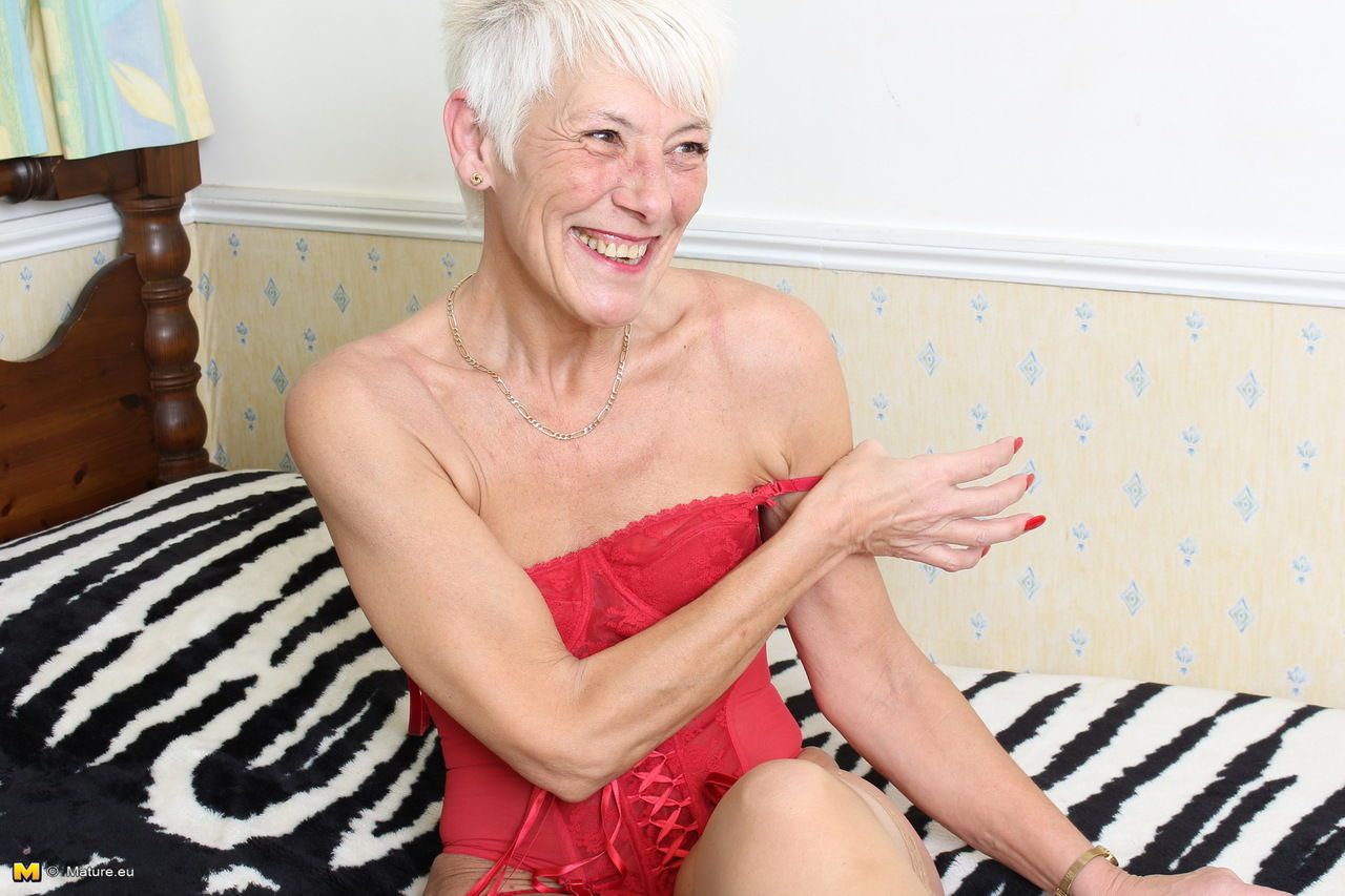 za 70 brytyjskie babcia bierze off jej odzież i bielizna Striptiz styl