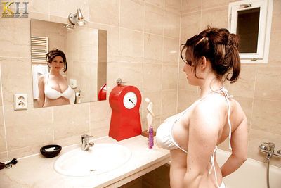 Европейский Мамаша Карина Харт мылить вверх ее массивные сиськи в В Ванна
