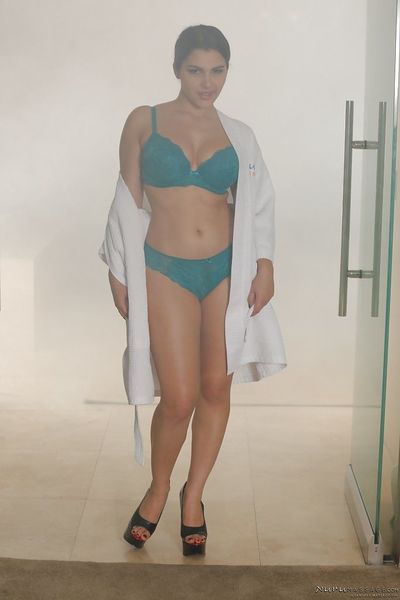 molhado euro pinto Valentina Nappi a remoção lingerie e Alta saltos no Banheira