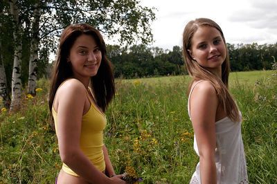 मोहक किशोरी लड़कियां sshowcasing उनके छोटा घटता के लिए तस्वीरें घर के बाहर