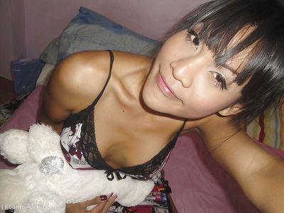 Grande tit Asiatico ladyboy kyrsha giocare Con giocattoli e stripping in pubblico