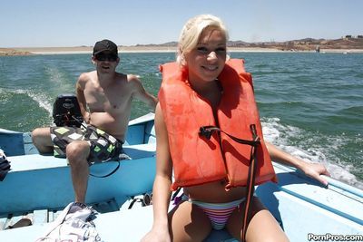 किशोरी बेब के साथ छोटे स्तन kacey जॉर्डन से पता चलता है उसके शरीर पर एक नाव