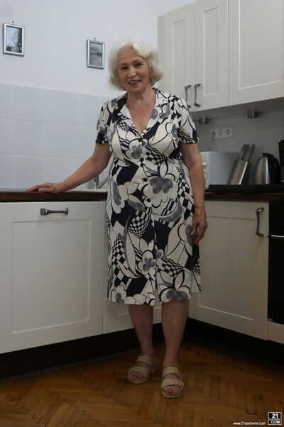 Freaky alt Blonde Oma benannt Norma zeigen Ihr Titten in die Küche