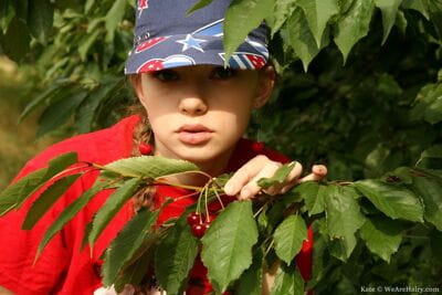 Bonito solo menina Kate Mantém ela Bola Pac no enquanto despir-se entre o árvores