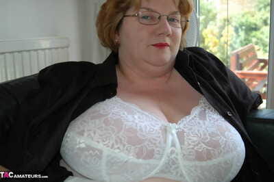 脂肪 业余的 uncups 她的 巨大的 乳房 作为 她的 步骤 内部 要 改变 衣服