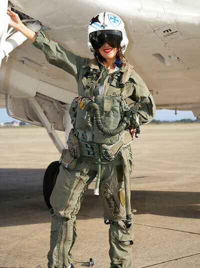 Sizzling Reifen Babe Roni Streifen aus Militär Luft Kraft uniform
