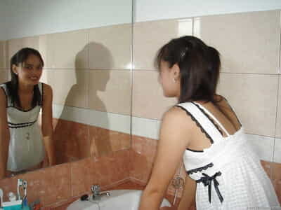 مثير التايلاندية في سن المراهقة يظهر قبالة الشباب فتاة الجسم بعد الحصول على عارية في حمام