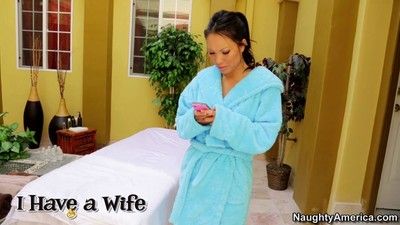 pornstar Asa Akira ontvangt haar kut massage
