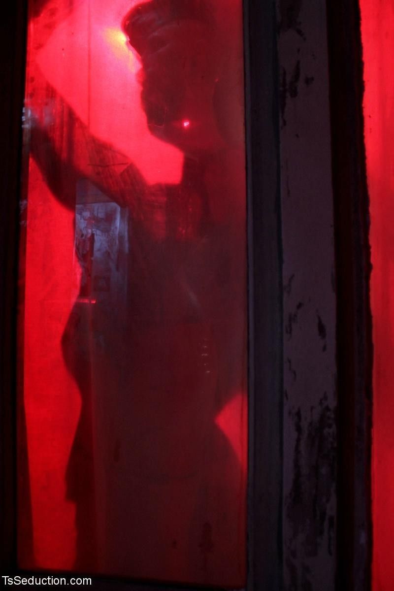 Патрик и Хлоя Ползучесть вместе В темный переулки из В знаменитый Красный свет район С