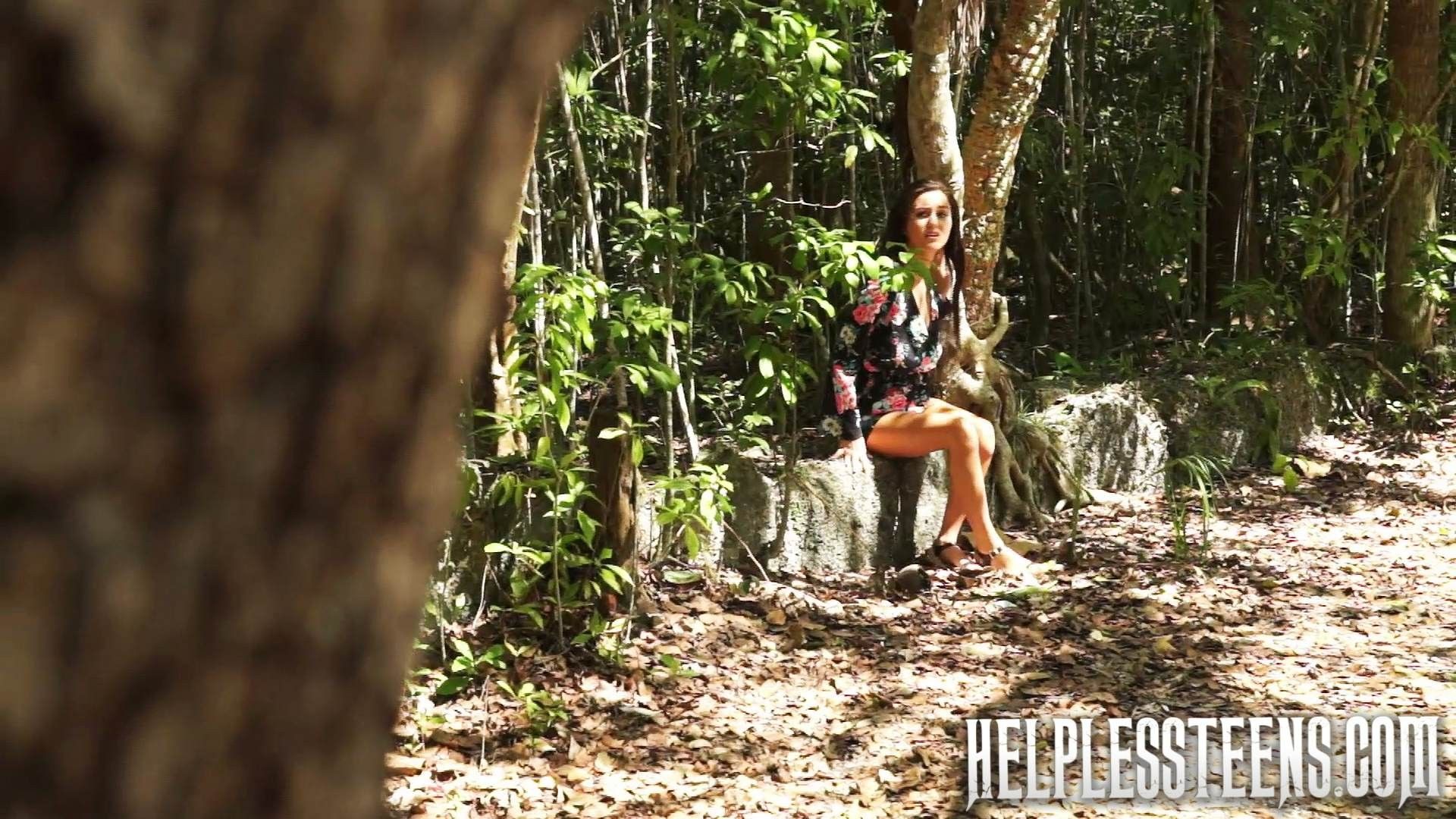 curta sozinho no o floresta leva para um Rapto para um girl: forçado em bonda