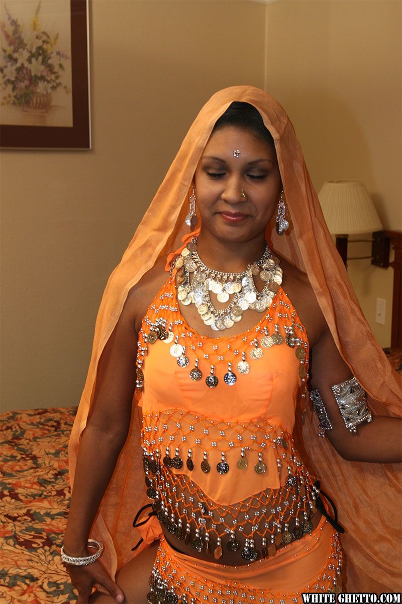 indyjski Kobieta дипти Miga jej zad i sutki w jej sypialnia