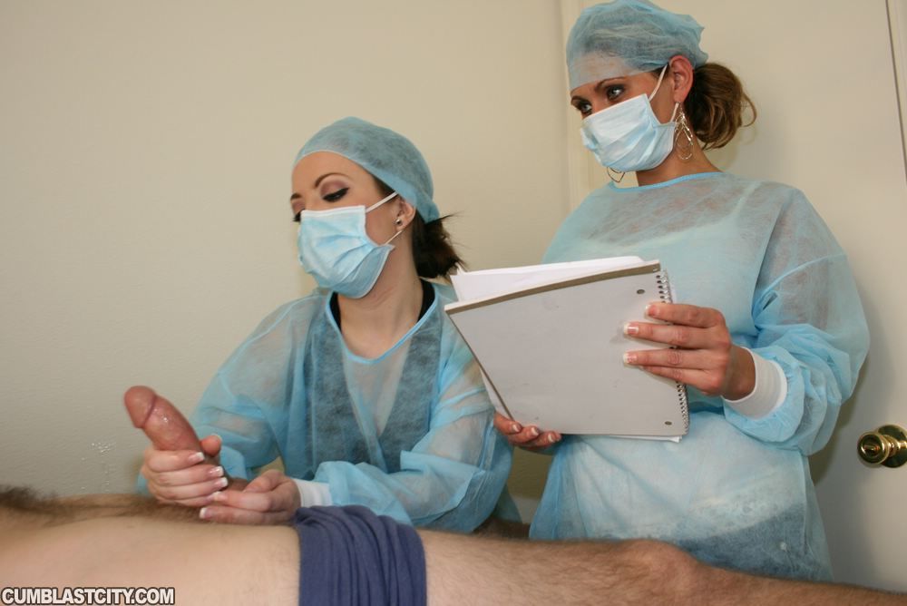 Sedutor babes no enfermeira uniformes masturbando fora um Grande galo