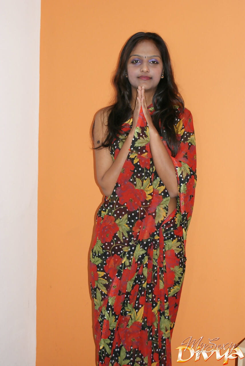 indiase solo meisje bares haar bedrijf tieten als Ze maakt haar naakt modellering debuut