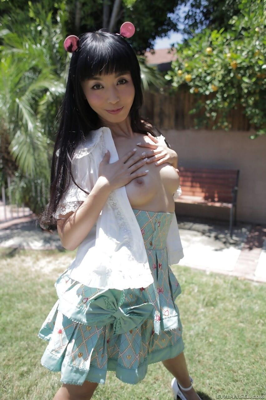 японский порнозвезда Марика Хасэ берет офф ее рубашка и раскрывается Крошечные сиськи