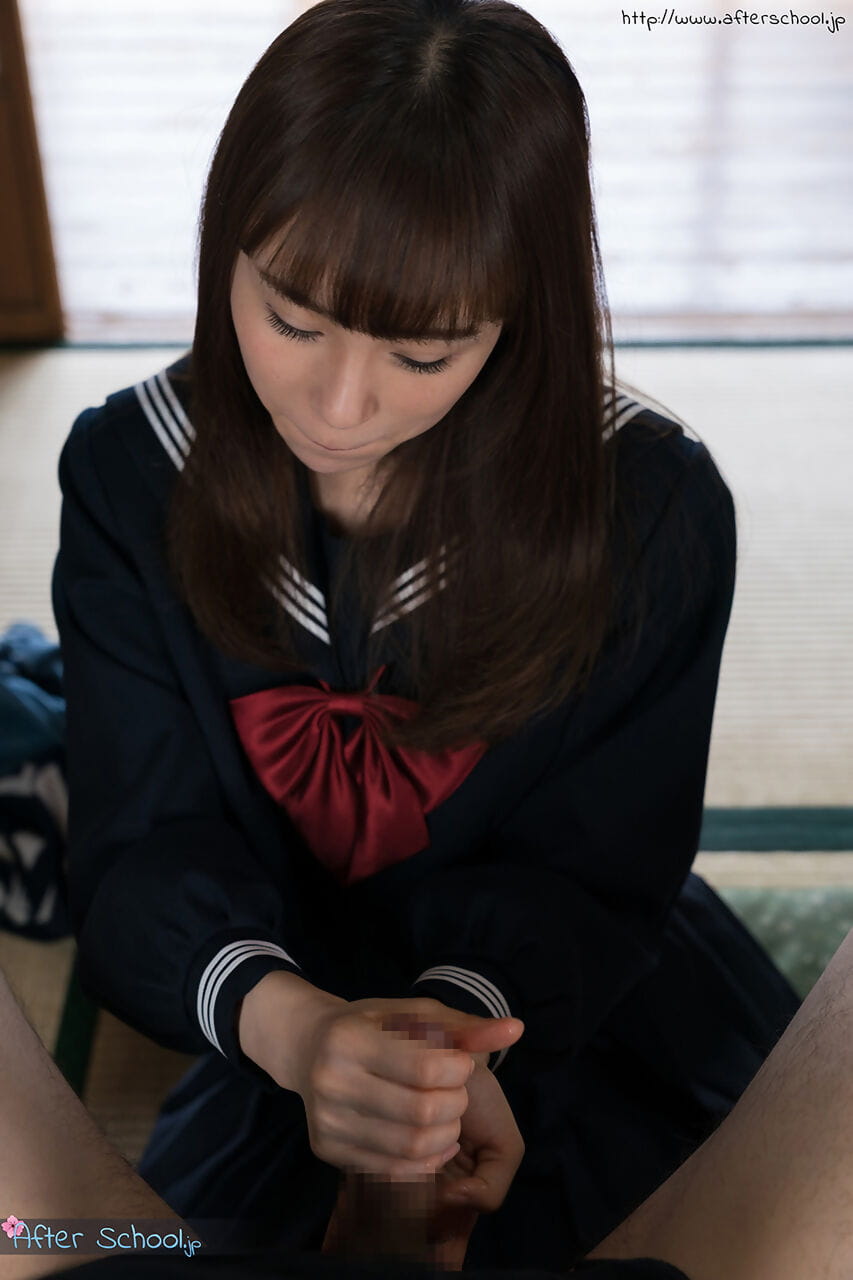 japoński uczennica usuwa za w kolano pończochy przed Dając A Foot fetysz