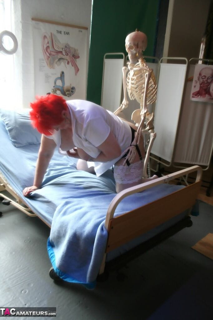 सींग का बना परिपक्व नर्स में सफेद मोज़ा हो जाता है Toyed ऊपर :द्वारा: एक कंकाल