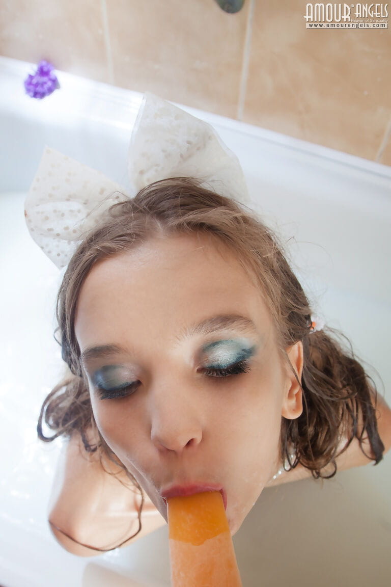 छोटे किशोरी लड़की alisabelle pours दूध पर उसके नग्न शरीर जबकि लेने के एक स्नान