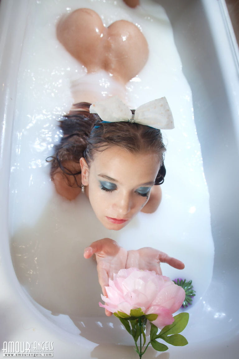 छोटे किशोरी लड़की alisabelle pours दूध पर उसके नग्न शरीर जबकि लेने के एक स्नान
