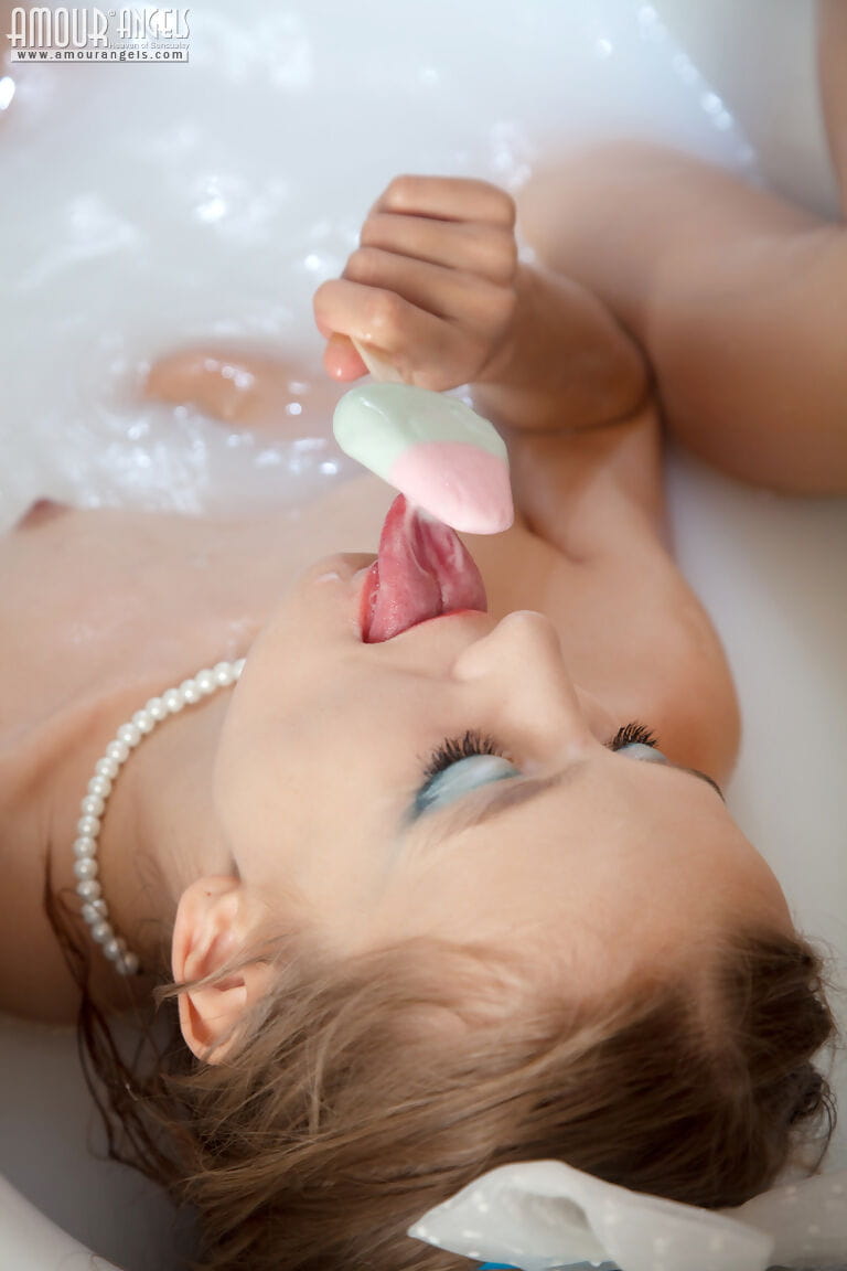 pequeño Adolescente Chica alisabelle vierte La leche más su desnudo Cuerpo Mientras tomando Un Baño