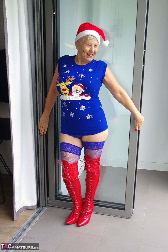 成熟した アマチュア Savana looses 彼女の saggy おっぱい - 滑り から わんぱく クリスマス 服装