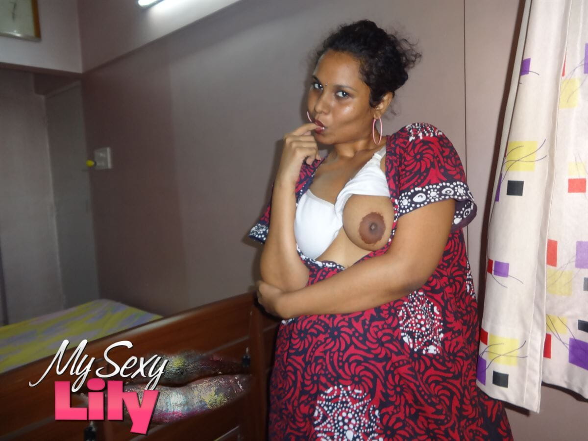 indien Femme Lily Singh bâtons Son la langue hors avant exposer Son seins