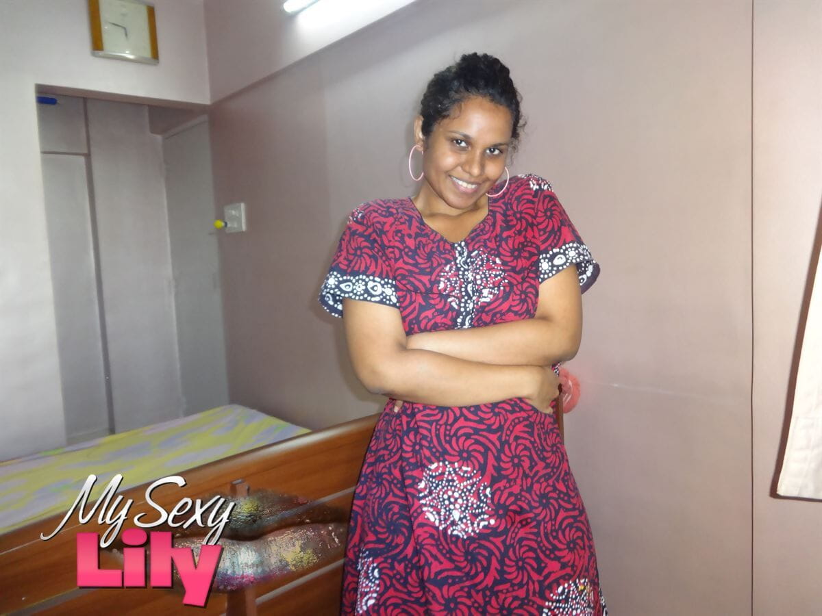 Indische Frau Lily Singh sticks Ihr ZUNGE aus vor auszusetzen Ihr Titten