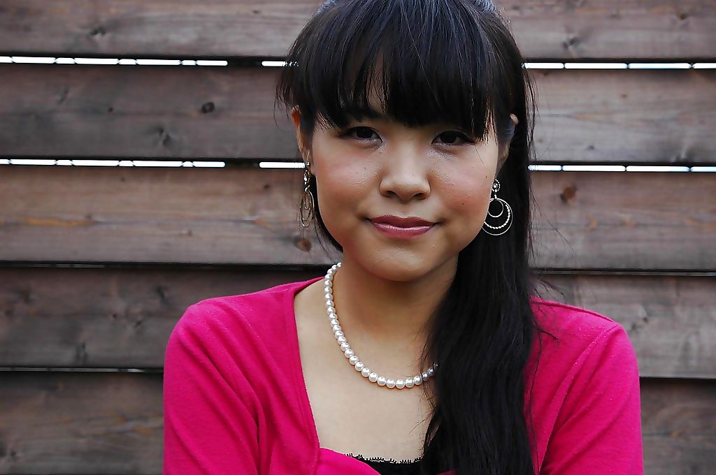 Asiático Adolescente Nao Kodaka desvestirse y la difusión de su Coño los labios