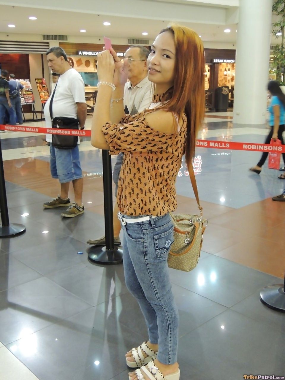 22 वर्ष पुराना filipina Ayumi उठाया ऊपर में के मॉल और गड़बड़ पर कैमरा के लिए नकद