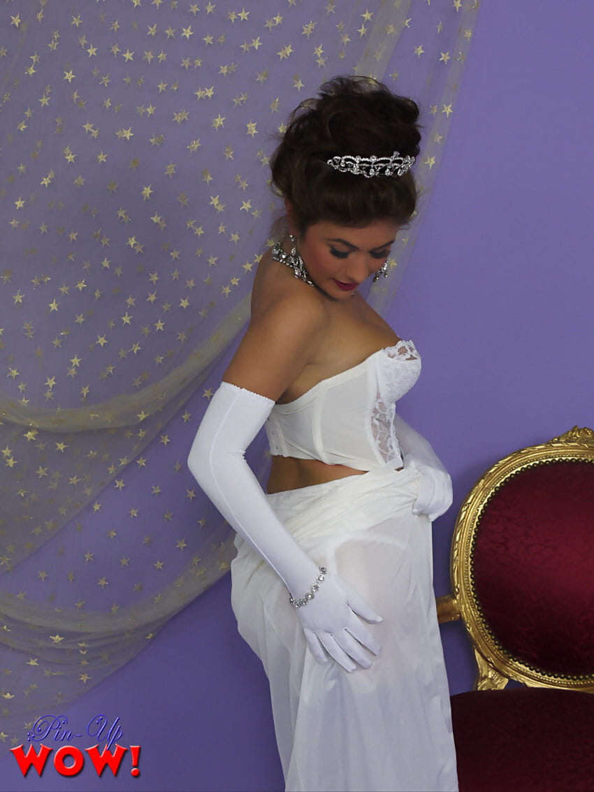 Prom queen Kelly Halle entkleidet sich zu Ihr Vintage Unterwäsche Nach akzeptieren Krone