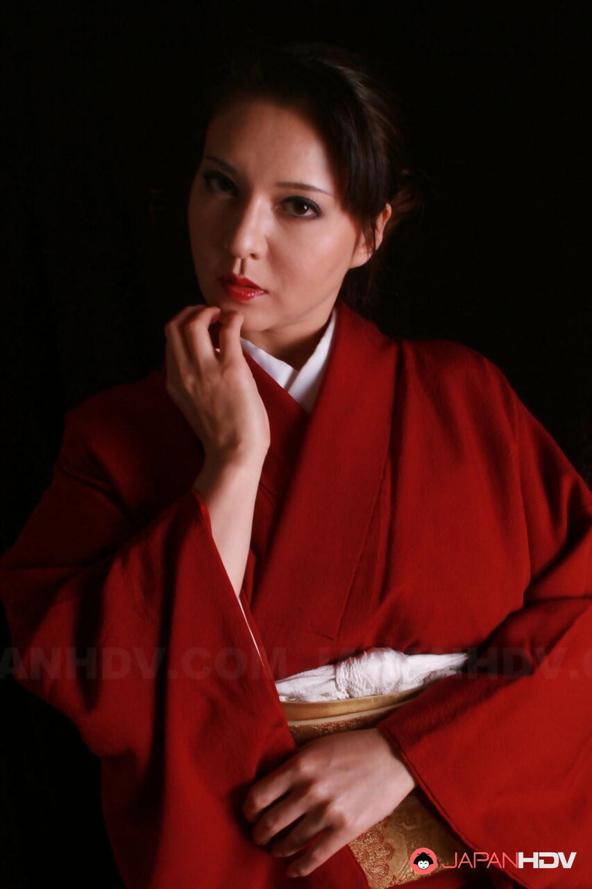 japans model Yuki Tsukamoto streelt haar bedrijf Tieten als Ze krijgt naakt
