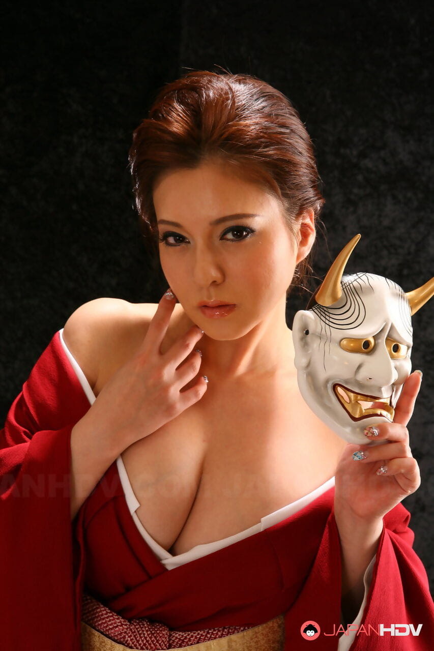 اليابانية نموذج يوكي تسوكاموتو داعب لها شركة الثدي كما هي يحصل عارية