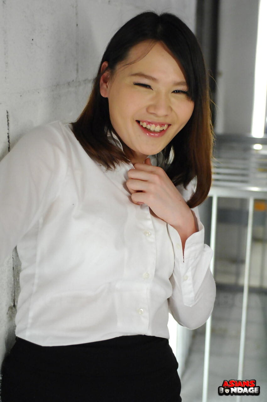 Ásia pinto Aki sasahara é equipado com gag no branco blusa e Preto saia