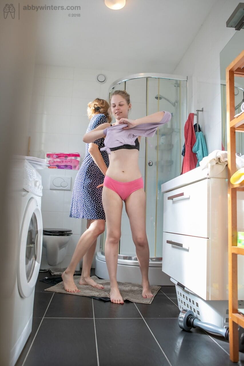Lesben Rose K Layla K zeigen Natürliche Titten Während dressing in die Wäscherei Zimmer
