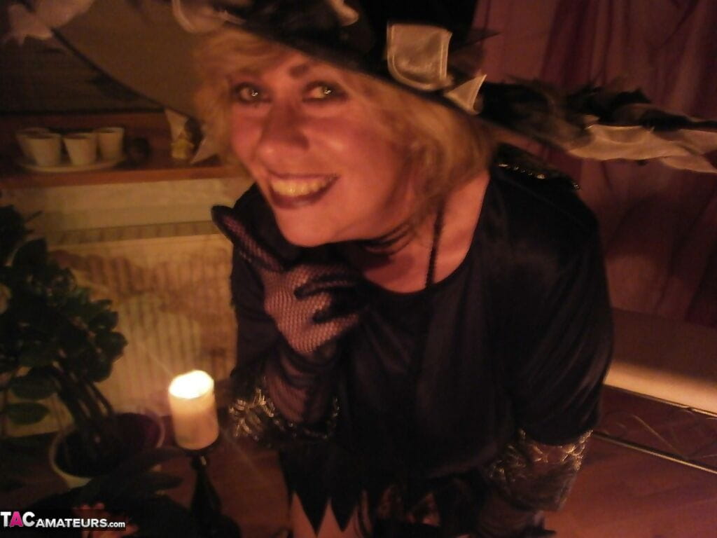 wild volwassen heks Caro plakken een Vet dildo tot haar sappige twat voor een halloween