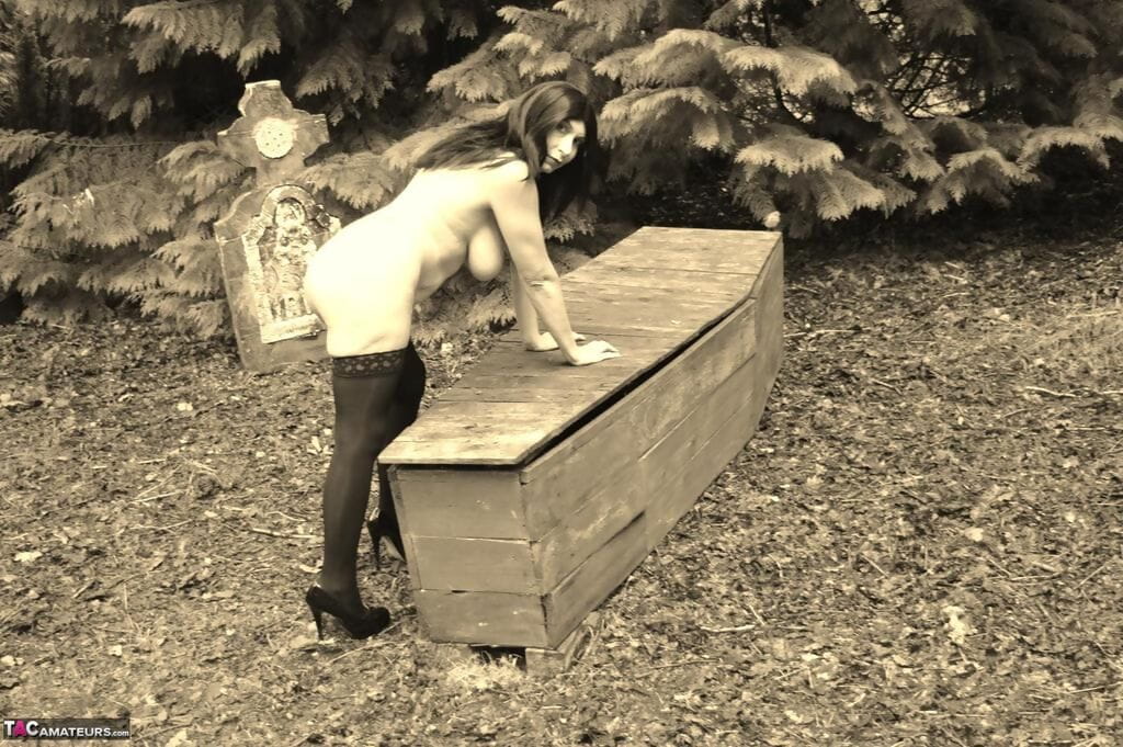 Goth Mädchen barby Schlampe entblößt Ihr Big Titten und Twat auf ein sarg in die Wald