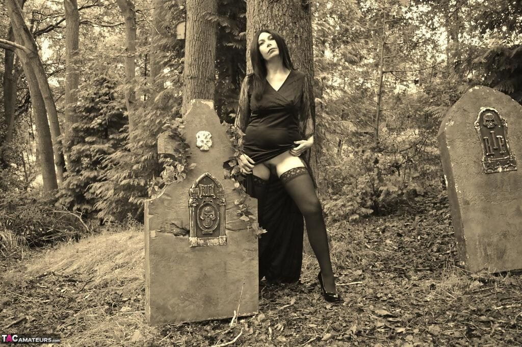 goth Kız barby Sürtük bares onu büyük göğüsleri ve Dangalak üstüne bir tabut içinde bu woods
