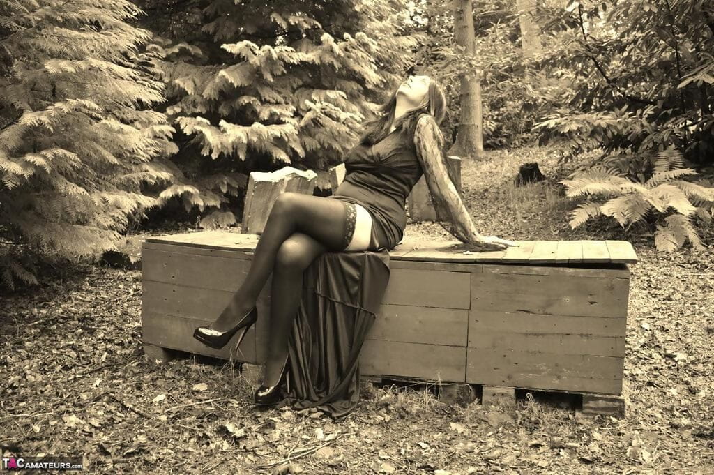 Goth Mädchen barby Schlampe entblößt Ihr Big Titten und Twat auf ein sarg in die Wald