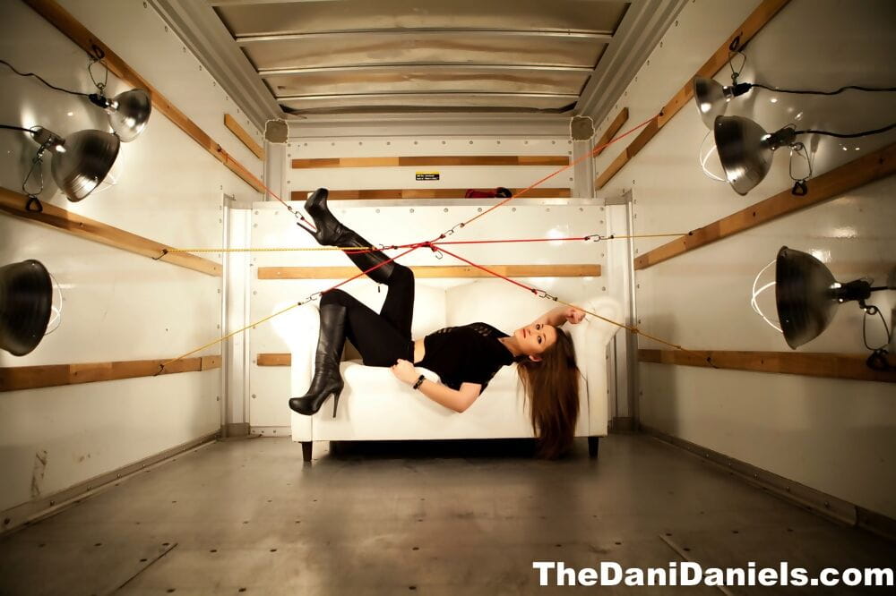 соло девушка Дани Дэниелс выставляет ее поправили мазила в Обратно из а ухаул грузовик