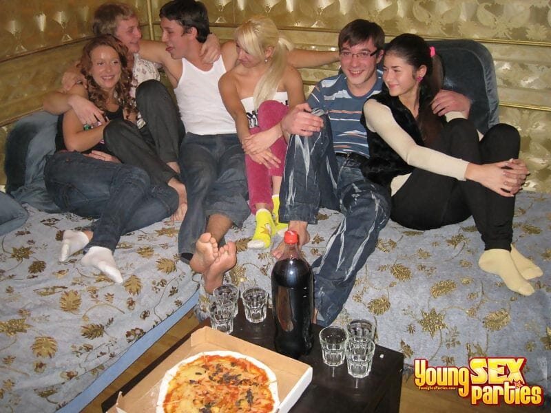 年轻的 女孩 搞 在 小组 性爱 同时 参加 一个 披萨 缔约方