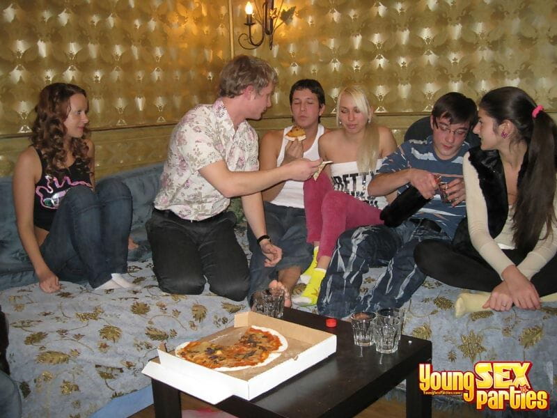 junge Mädchen engagieren in Gruppe Sex Während die Teilnahme an ein Pizza party