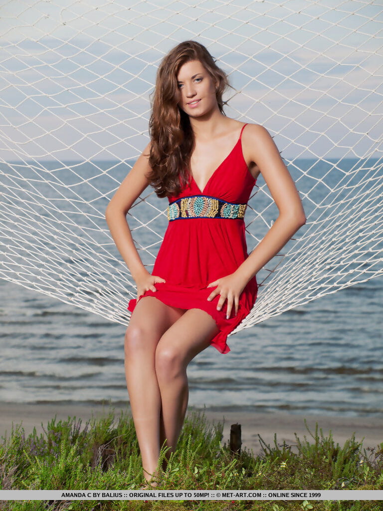 tiener Glamour model Amanda C poseren naakt op hangmat volgende naar De oceaan
