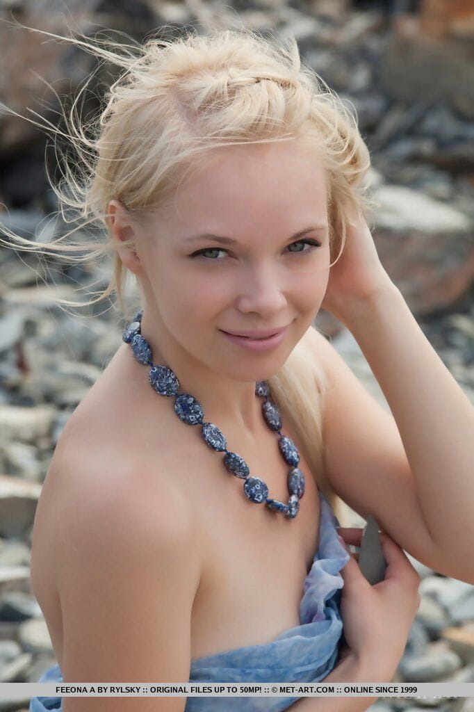 Blond hot tiener feeona een poseren op Strand resultaat tiny tieten & geschoren kut