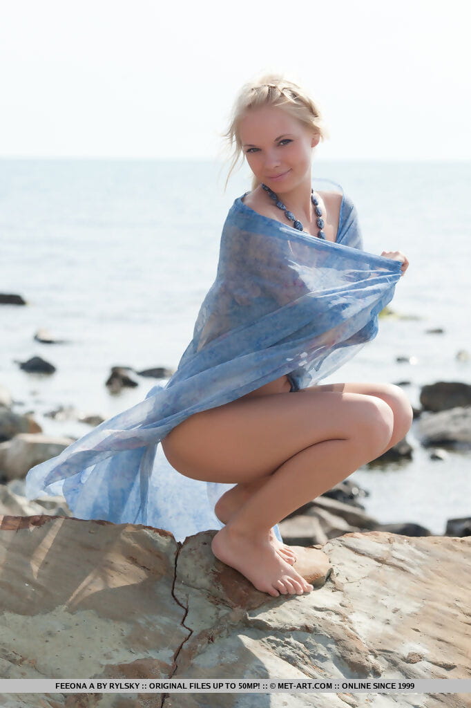 Blond hot tiener feeona een poseren op Strand resultaat tiny tieten & geschoren kut