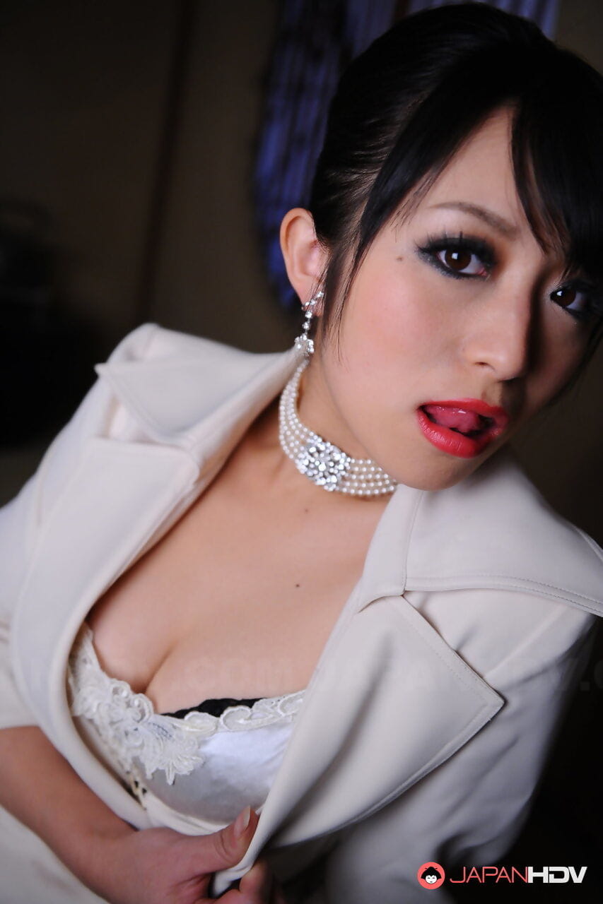 chic japonais modèle Nana kunimi clignote Son Dentelle Soutien-gorge Avec rouge les lèvres