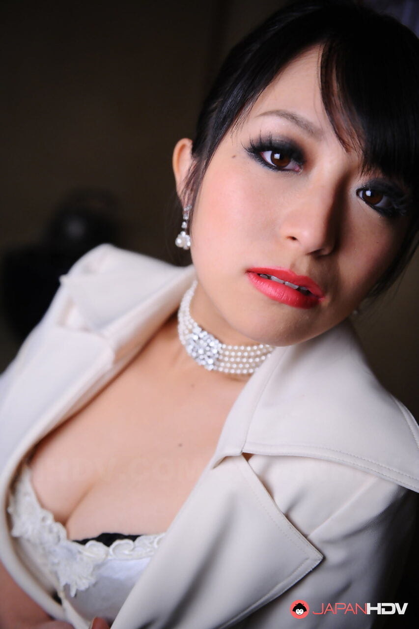 elegante japonés modelo Nana kunimi parpadea su encaje Bra Con rojo los labios