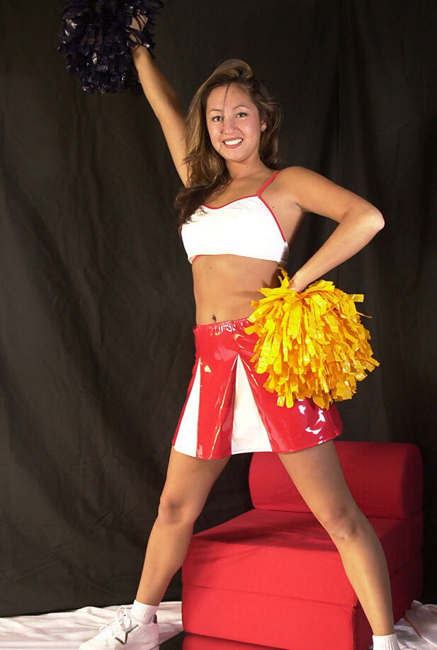 amateur latina chick mailia loslaten tiny borsten Van Cheerleader Outfit