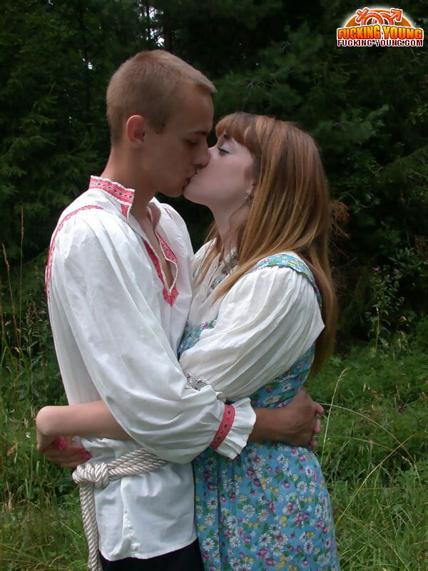 russo teen Con rosso capelli corse Il suo fidanzati cazzo durante Sesso in lungo erba