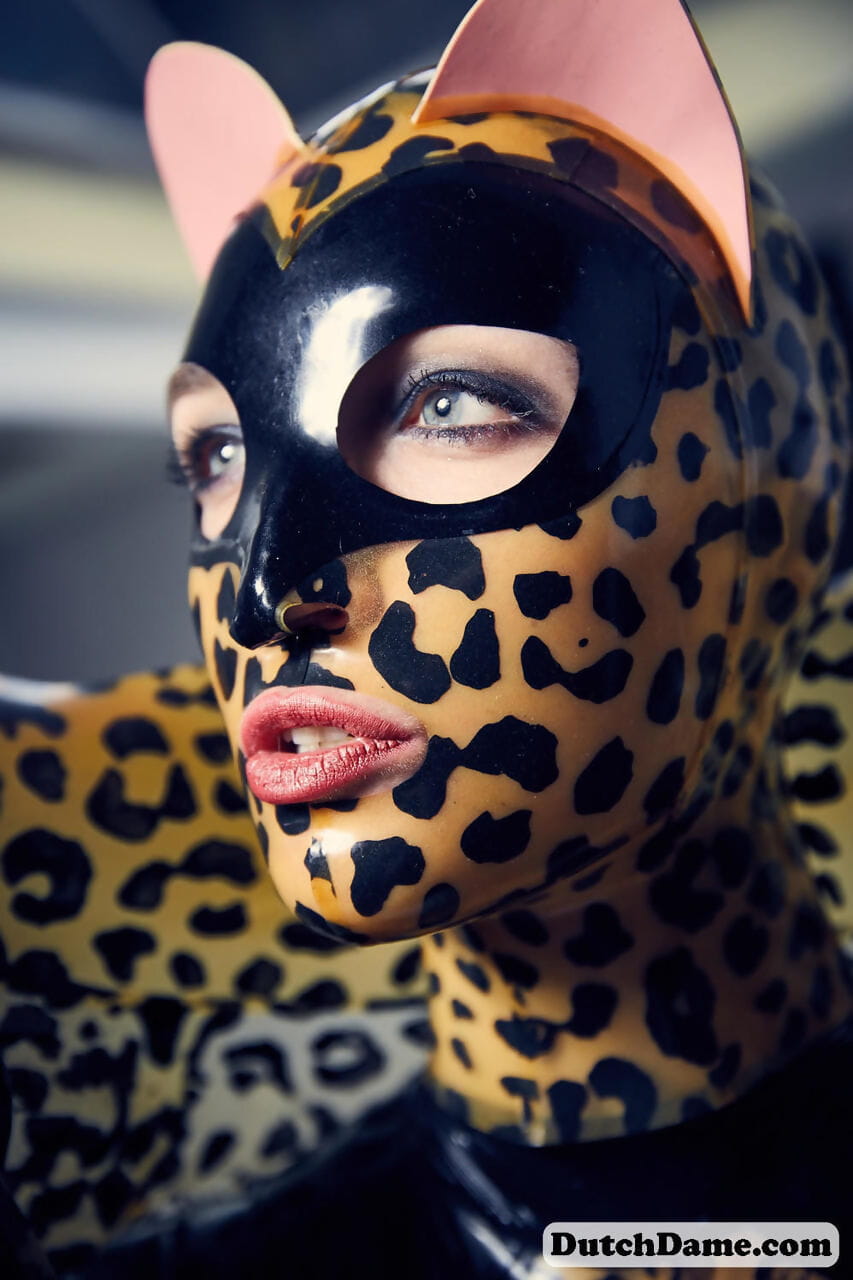 solo modelo greves quente poses no Completo corpo Leopard imprimir traje